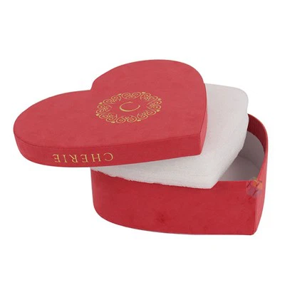 대형 하트 모양의 선물 상자